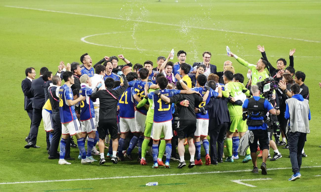 グループ1位で決勝トーナメント進出を決め、水を掛け合い歓喜の輪を作る日本代表イレブン（撮影・江口和貴）
