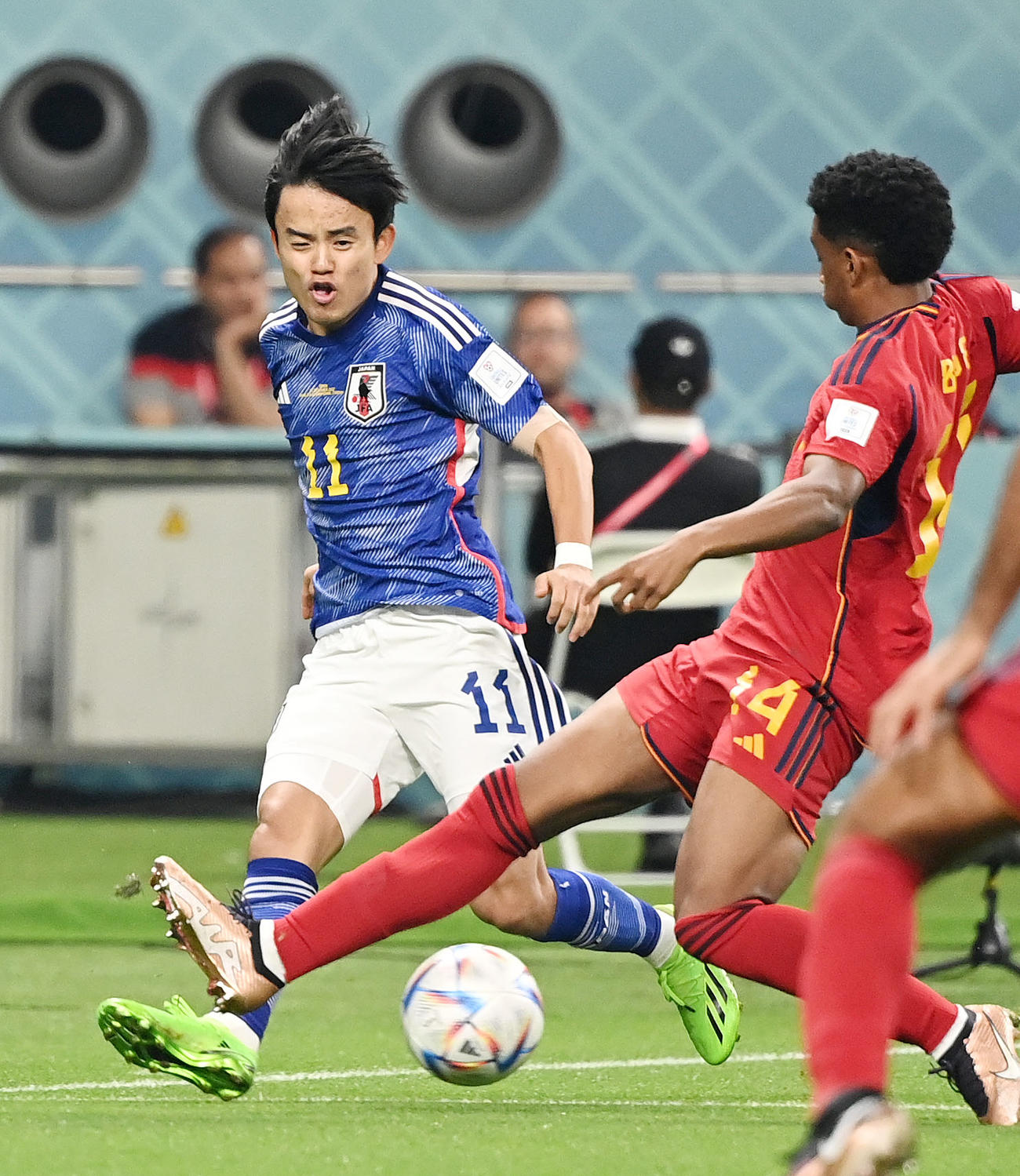 日本対スペイン　前半、ゴール前にクロスを上げる久保（撮影・横山健太）
