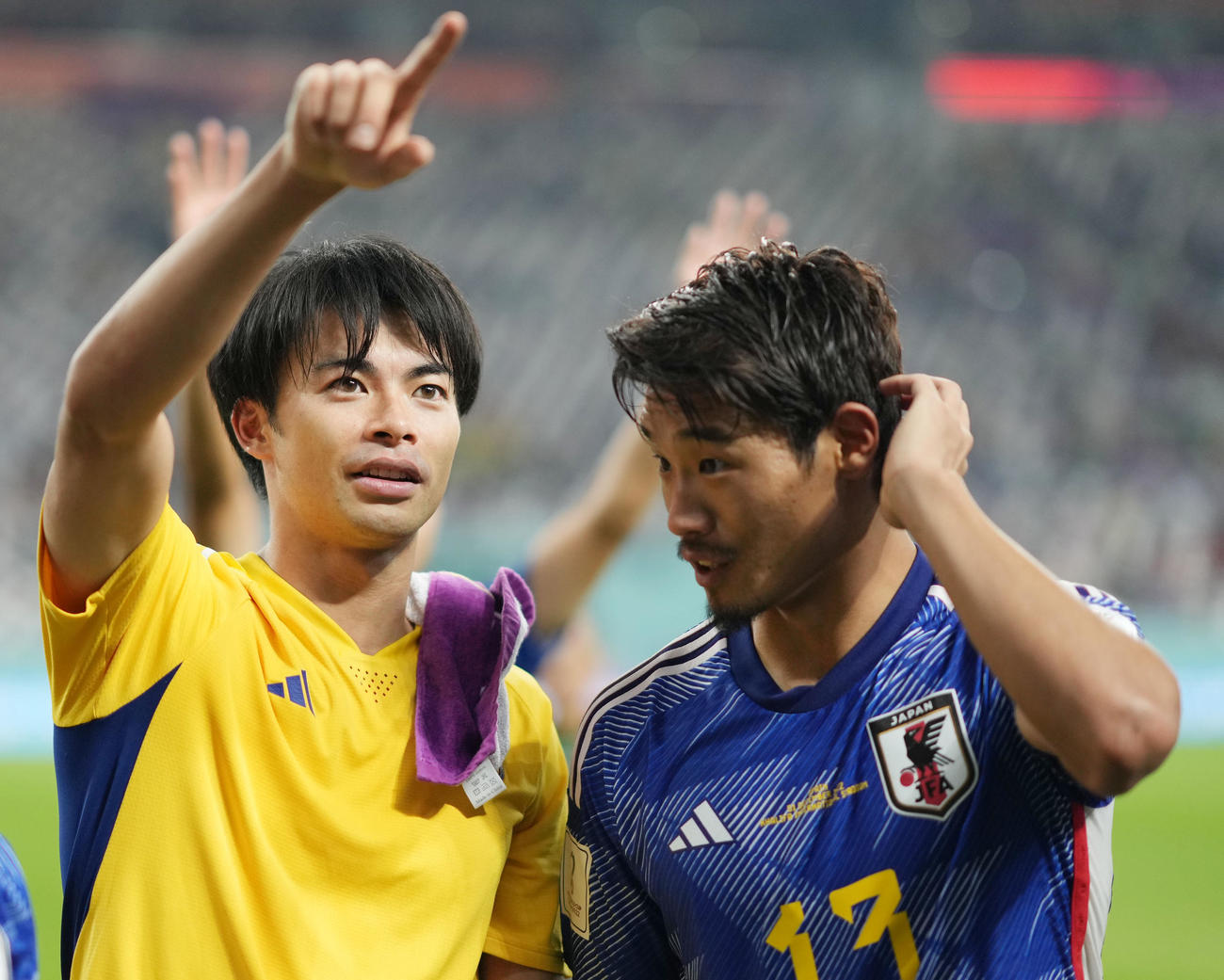 日本対スペイン　声援に応える三笘（左）と守田（撮影・横山健太）