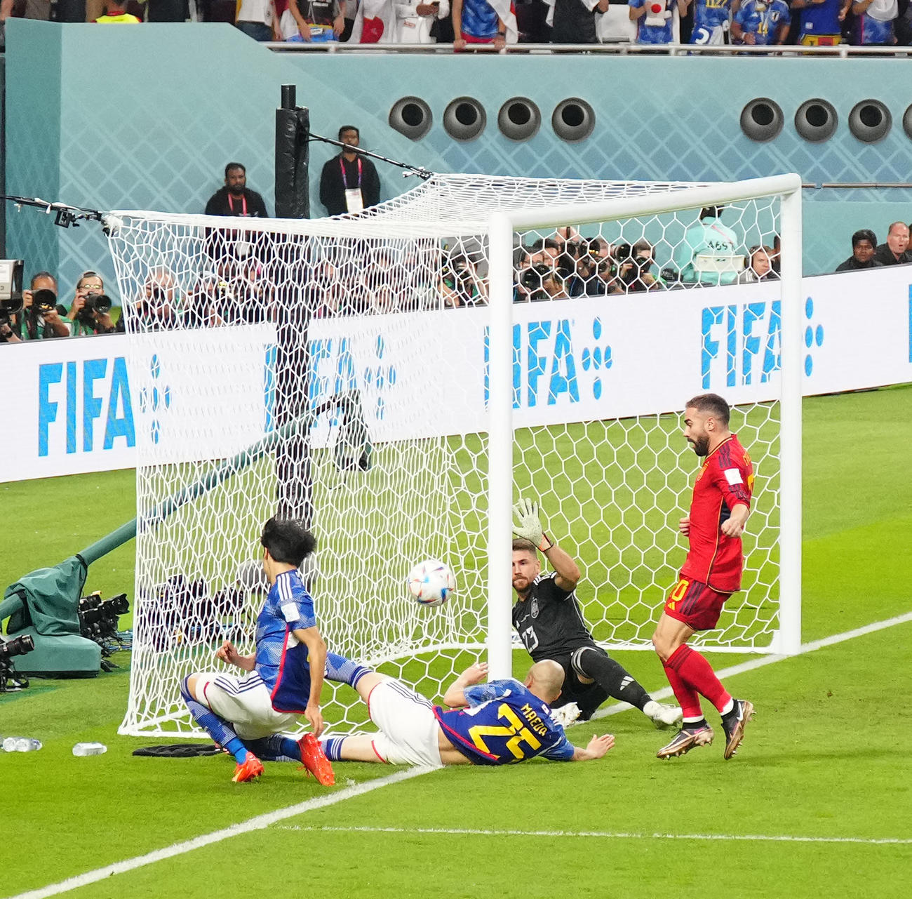 日本対スペイン　後半、ボールを折り返す三笘（左端）（撮影・江口和貴）