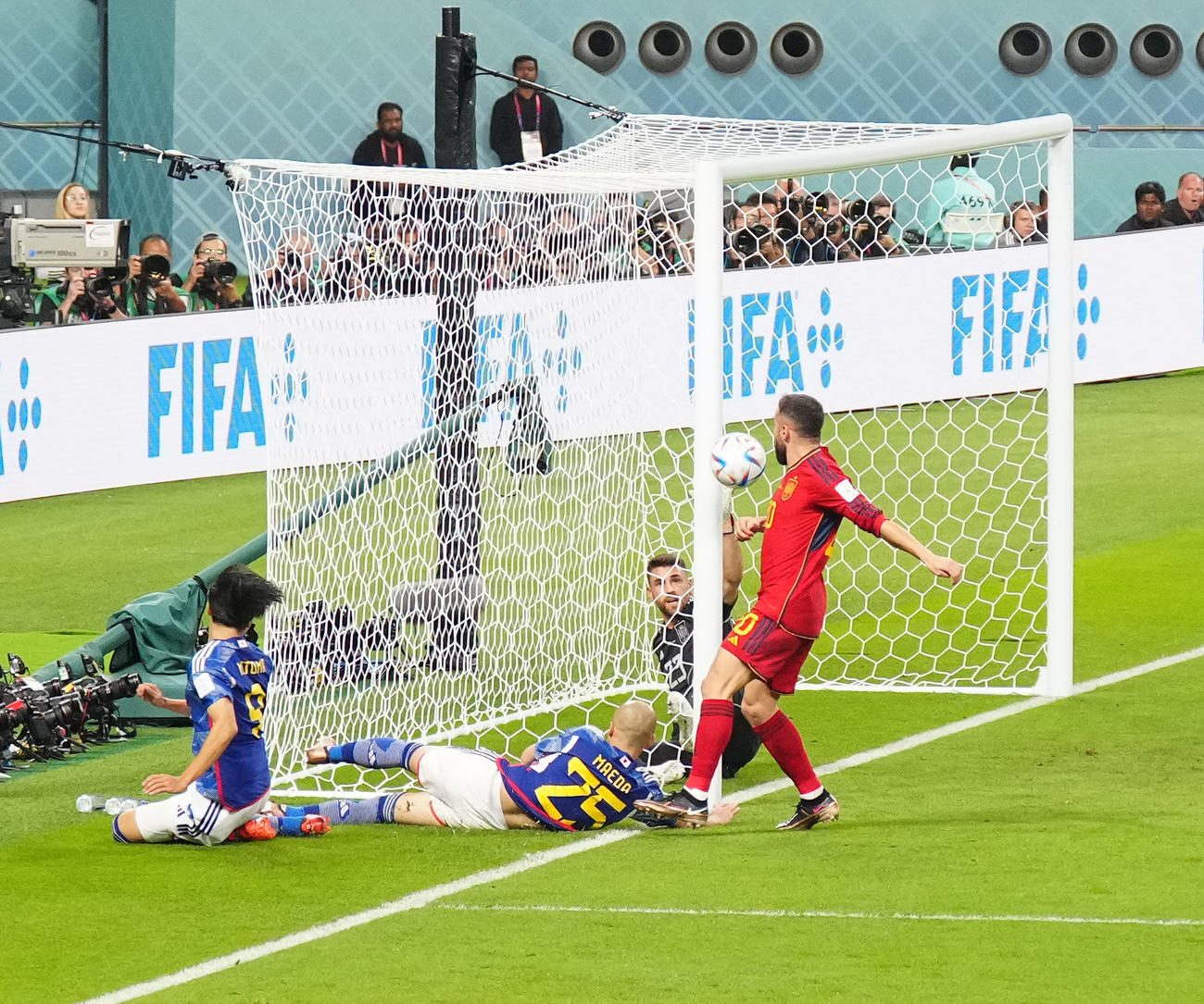 日本対スペイン　後半、ボールを折り返す三笘（左端）（撮影・江口和貴）