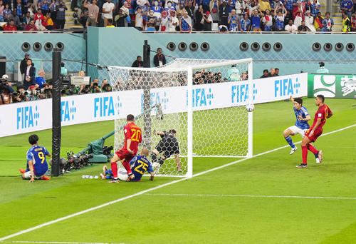 日本対スペイン　後半、ボールを折り返し田中（右から2人目）にアシストのパスを出す三笘（左端）（撮影・江口和貴）