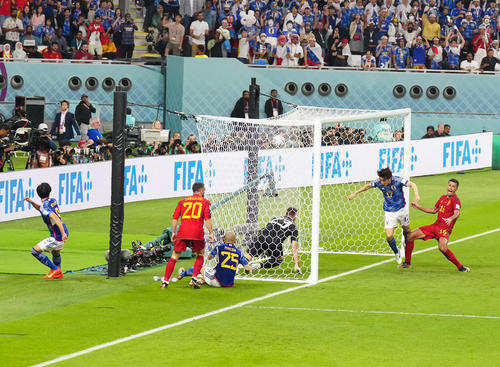 日本対スペイン　後半、三笘（左端）の折り返したボールを押し込み、勝ち越しのゴールを決めた田中（右から2人目）（撮影・江口和貴）