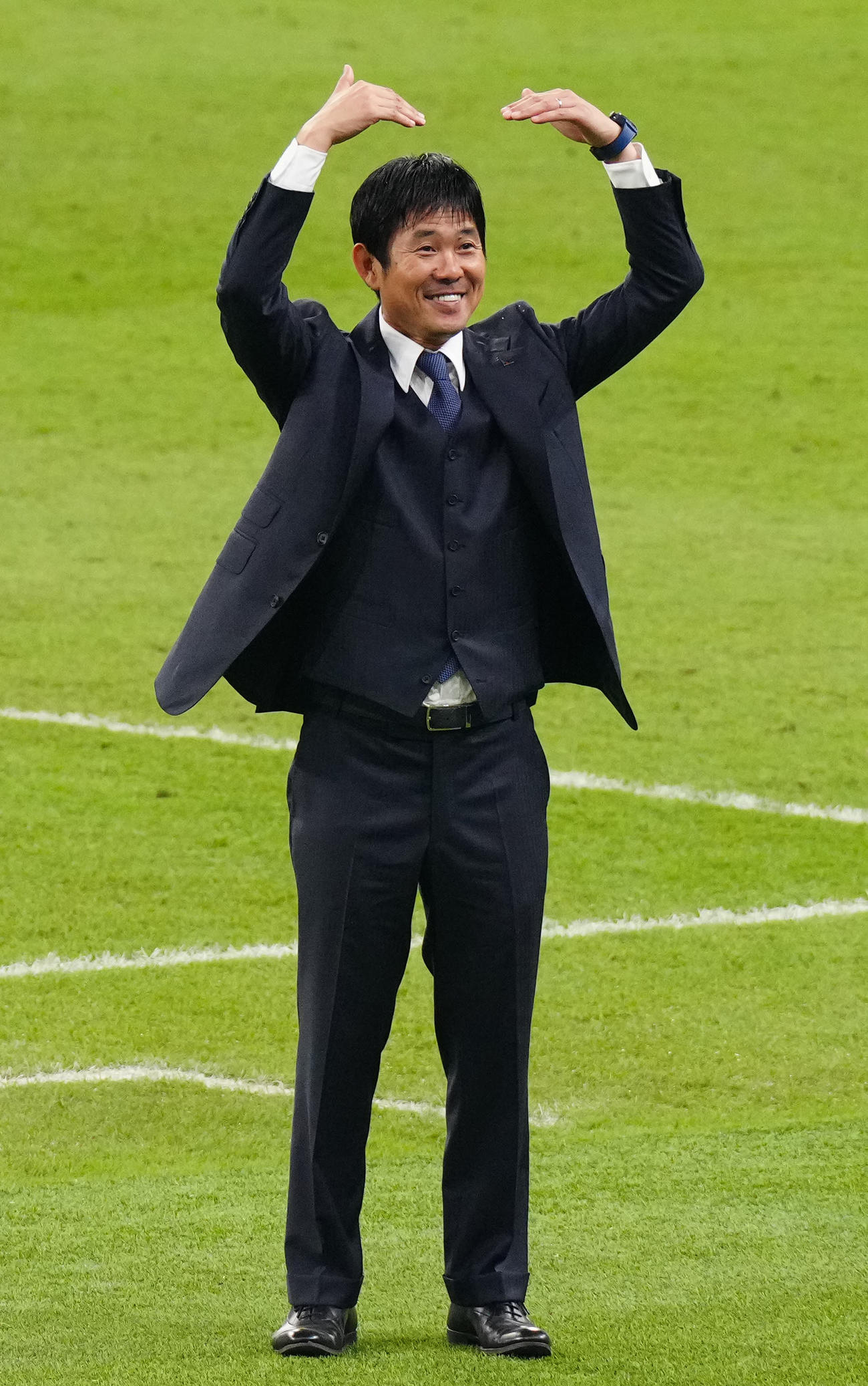 日本対スペイン　試合後、客席にハートマークを見せる森保監督（撮影・江口和貴）