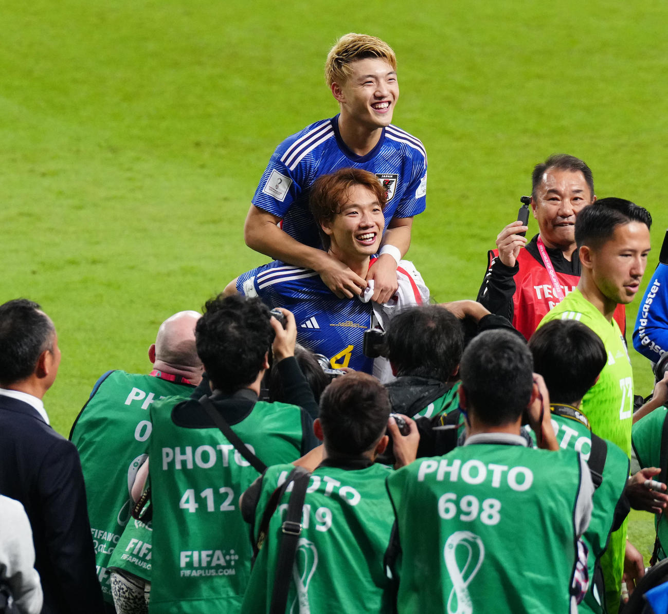 日本対スペイン　試合後、板倉（中央）におんぶされる堂安（撮影・江口和貴）