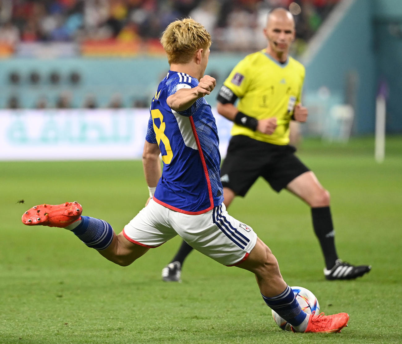 日本対スペイン　左足で同点ゴールを決める堂安（撮影・横山健太）