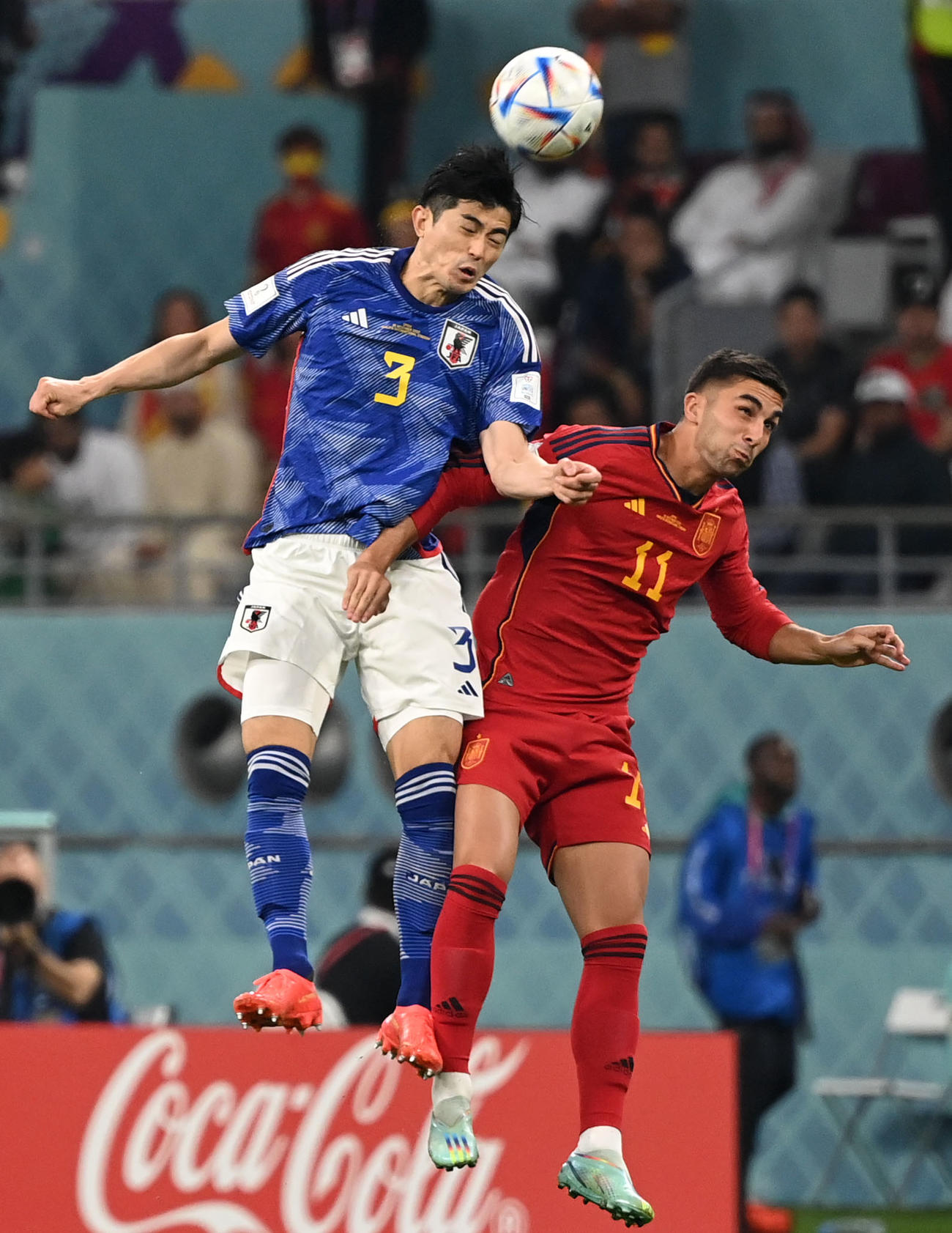 日本対スペイン　後半、競り合う谷口（左）とスペイン代表フェラン・トレス（撮影・横山健太）
