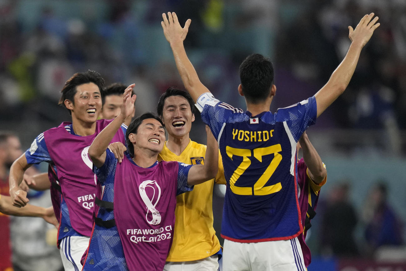 日本対スペイン戦で勝利を祝う日本の選手たち。 (AP Photo/Aijaz Rahi)