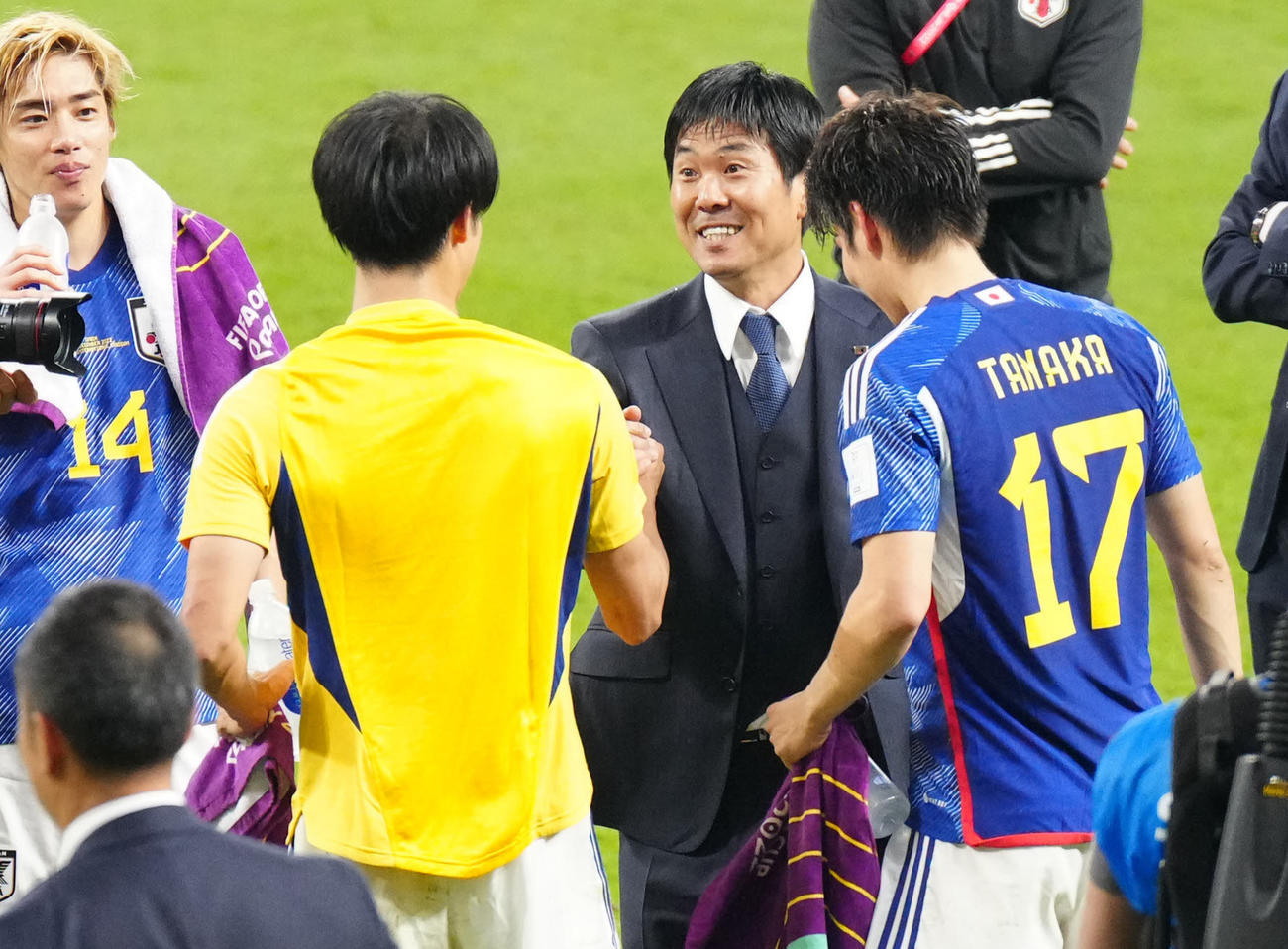 試合後、三笘（中央左）と握手を交わす森保監督。右端は田中、左は伊東（撮影・江口和貴）