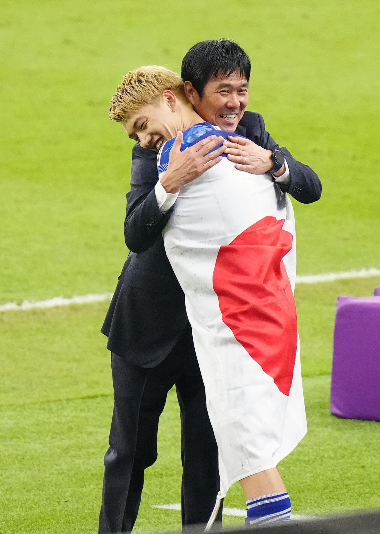 日本対スペイン　試合後、堂安（手前）を抱きしめ、笑顔を見せる森保監督＝2022年12月1日