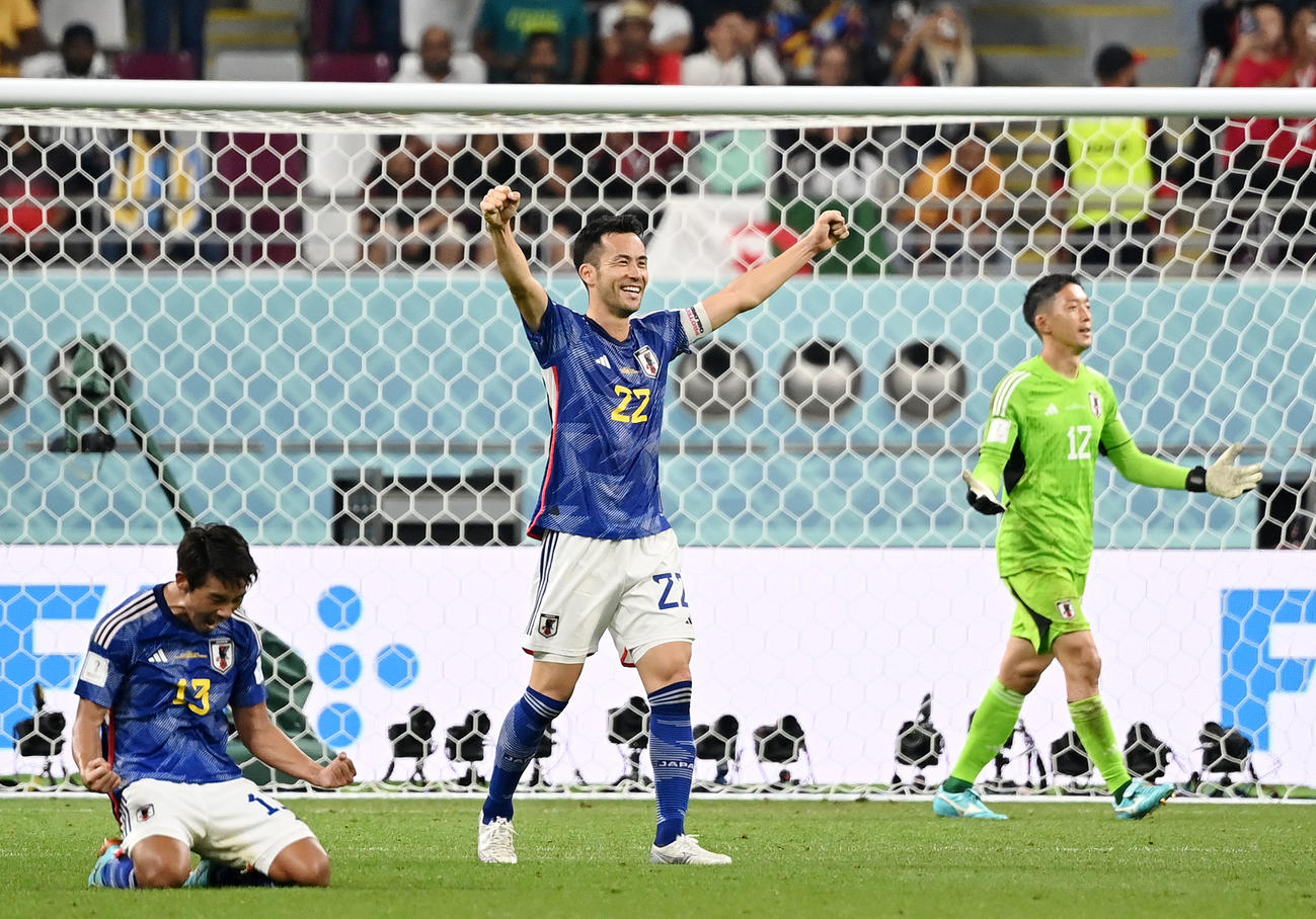 日本対スペイン　スペインに勝利し1位通過で決勝トーナメント進出を果たし歓喜する、左から守田、吉田、GK権田（撮影・横山健太）