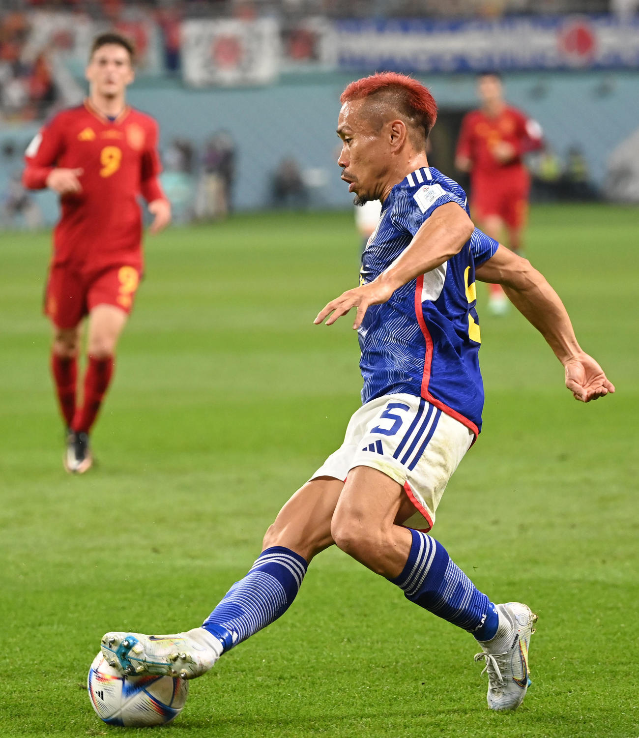 日本対スペイン　前半、ドリブルする長友（撮影・横山健太）