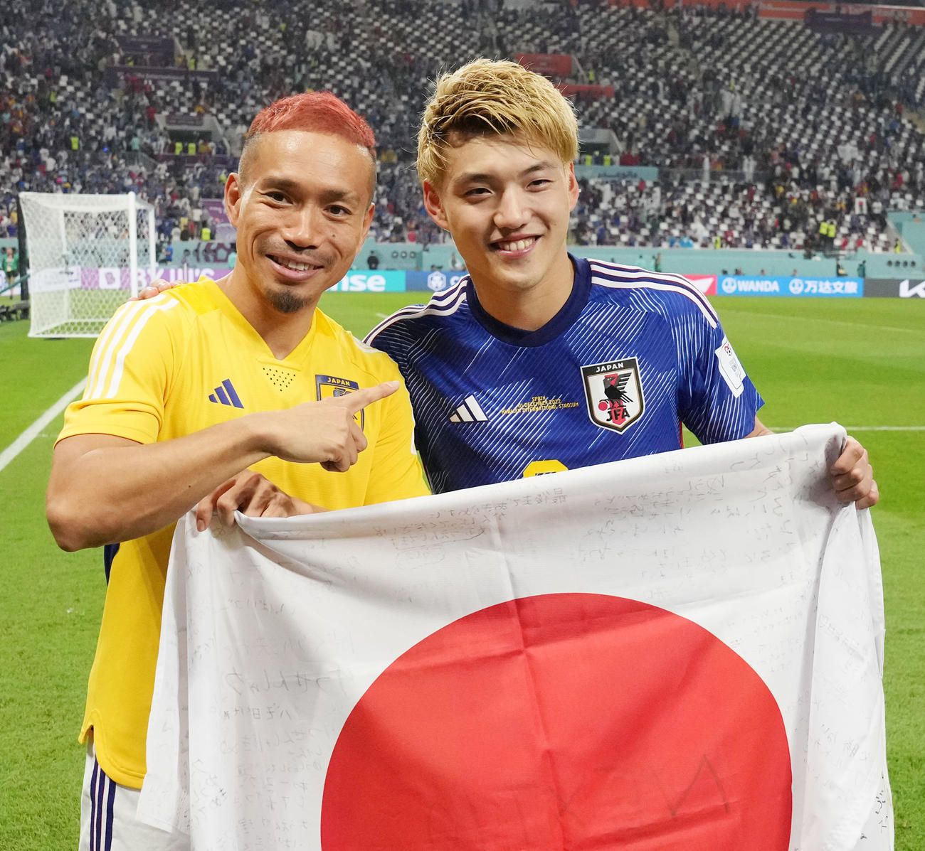 日本対スペイン　試合を終え笑顔を見せる長友（左）と堂安（撮影・パオロ・ヌッチ）
