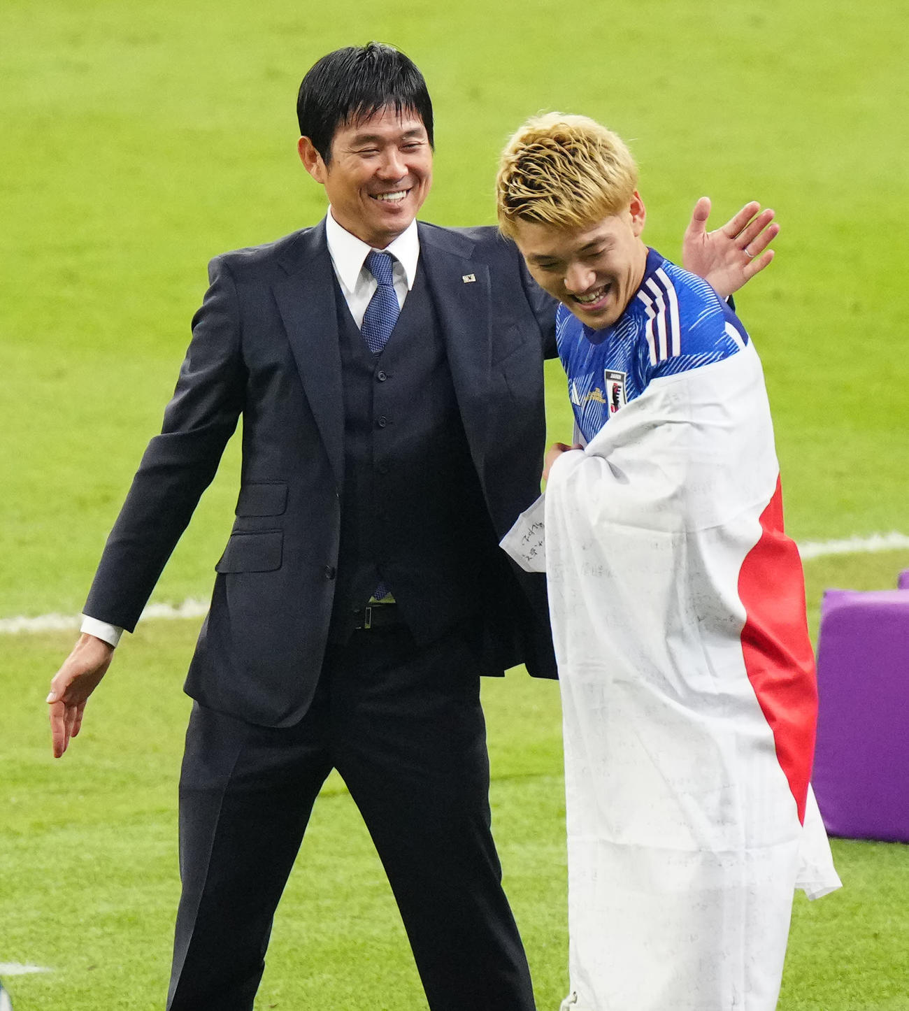 日本対スペイン　試合後、堂安（右）と勝利を喜ぶ森保監督（撮影・江口和貴）