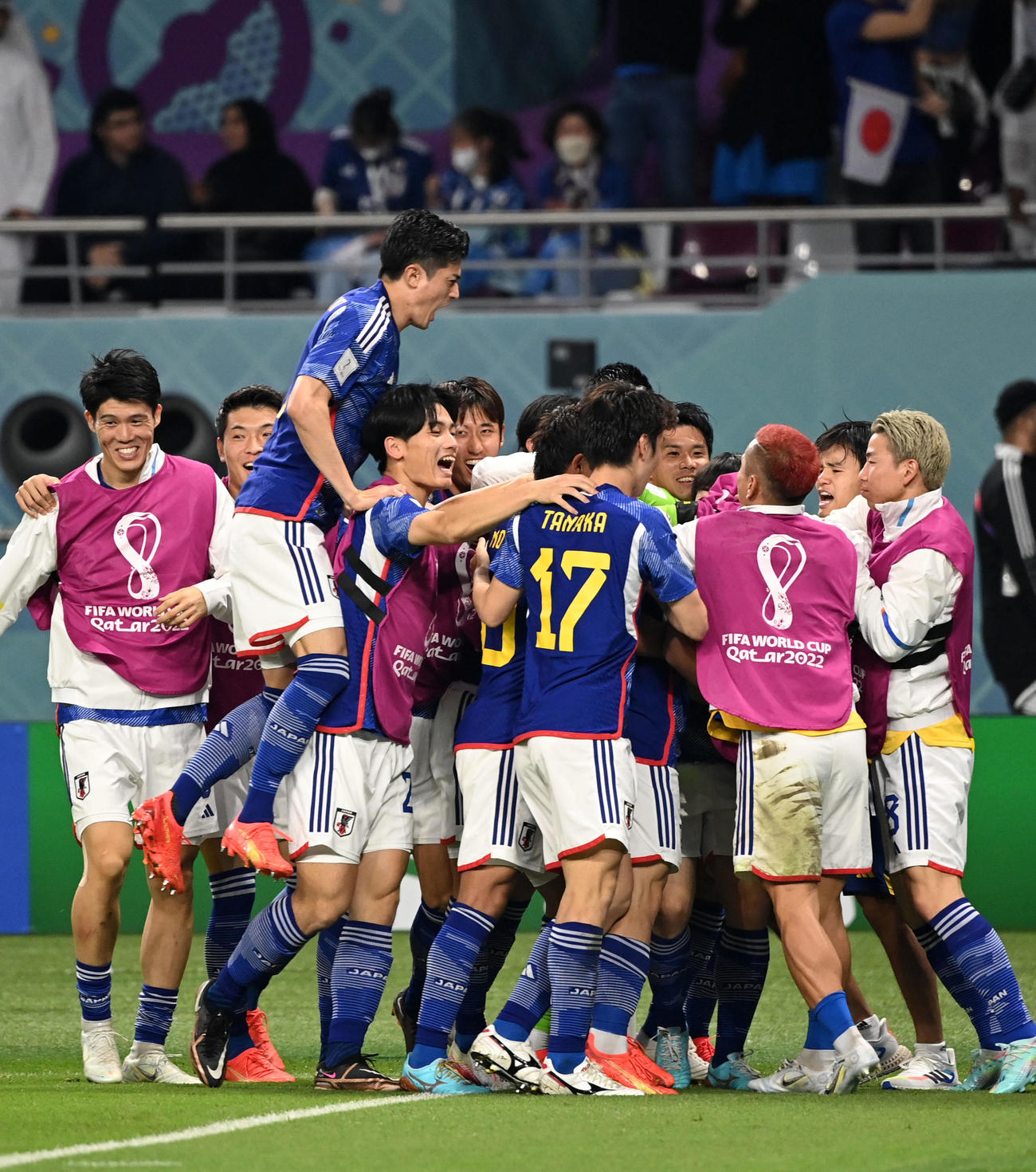 日本対スペイン　後半、ゴールを決める堂安律（撮影・横山健太）