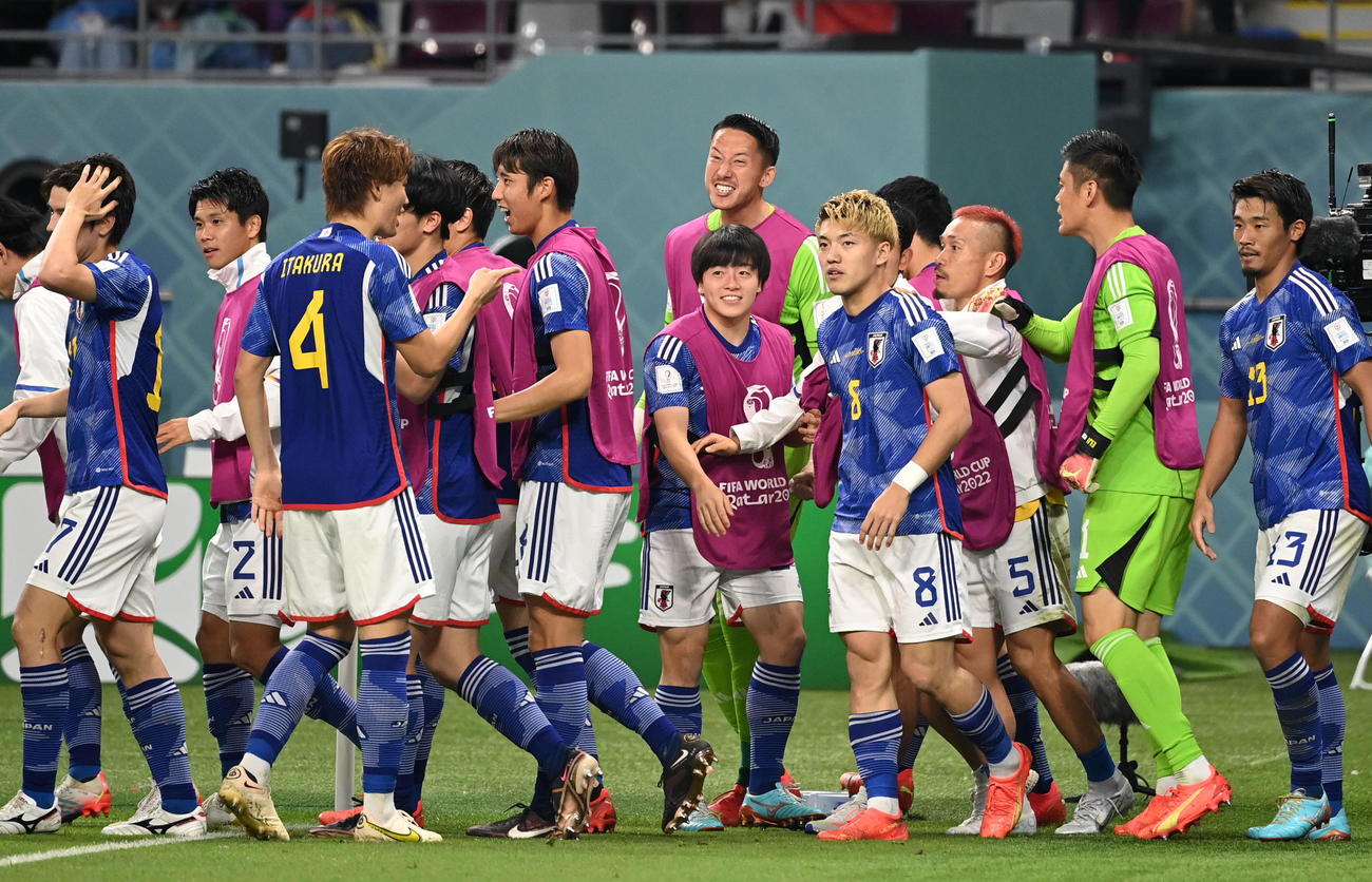 日本対スペイン　後半、堂安を祝福する日本代表（撮影・横山健太）