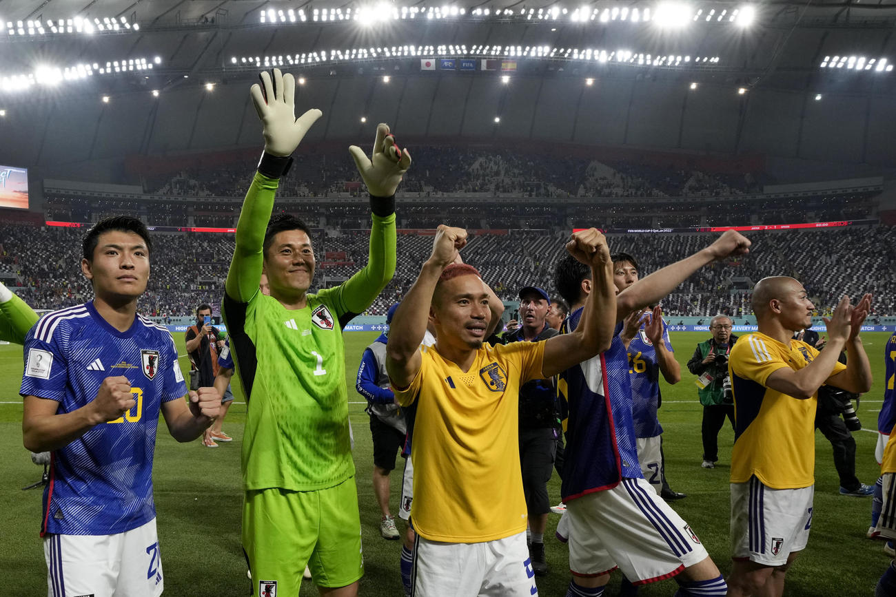 スペインを2－1で倒し喜ぶ長友（中央）ら日本の選手たち（AP）