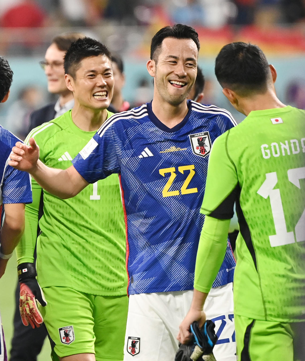 日本対スペイン　試合後、GK権田（背中）に笑顔を見せる吉田。後方はGK川島永嗣（撮影・横山健太）