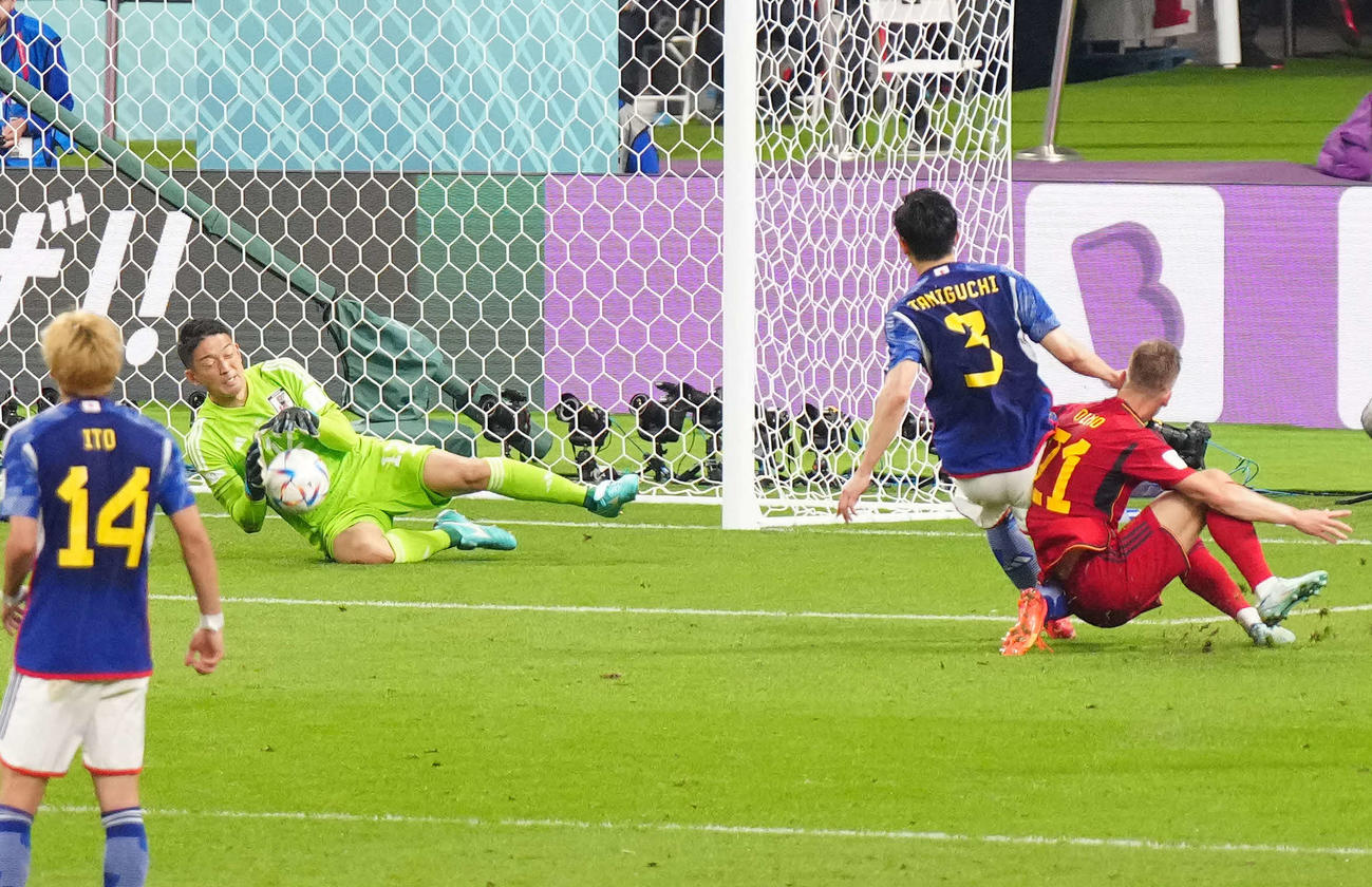 日本対スペイン　後半、シュートを止めるGK権田（後方左）（撮影・江口和貴）