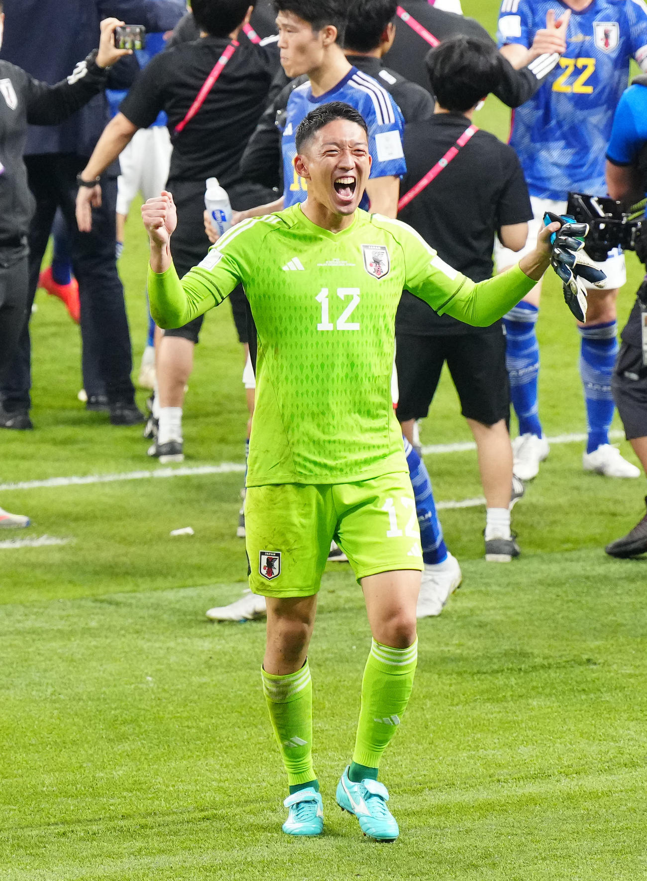 日本対スペイン　試合後、客席に向かってガッツポーズを見せるGK権田（撮影・江口和貴）