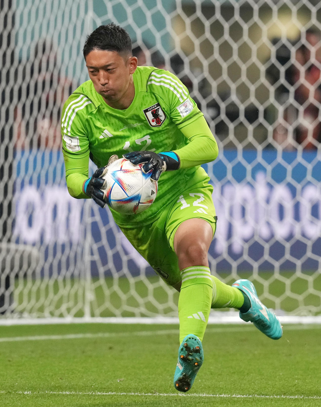 日本対スペイン　後半、シュートをキャッチするGK権田（撮影・パオロ・ヌッチ）
