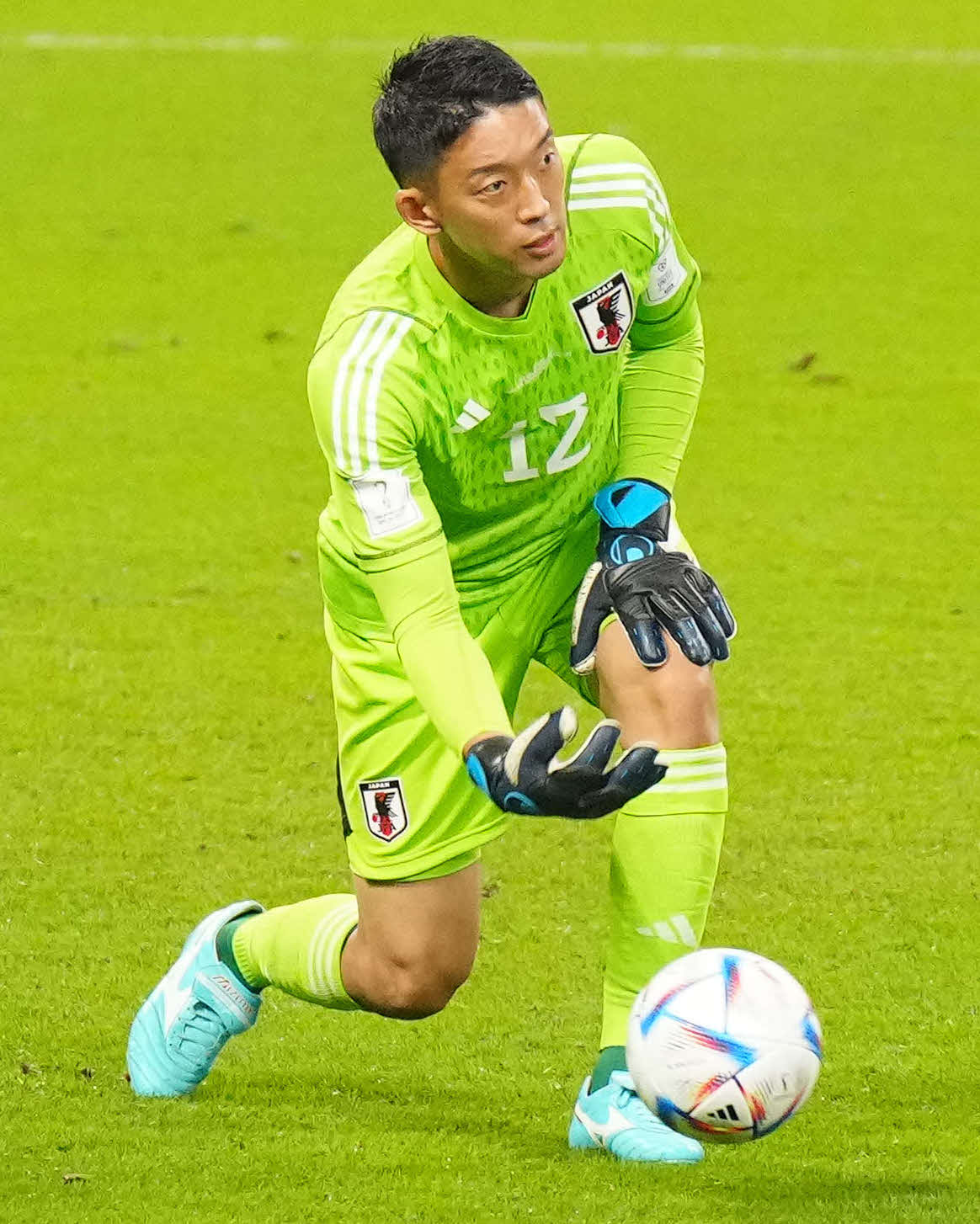 W杯カタール大会　1次リーグE組第3戦　日本対スペイン　前半、パスを出すGK権田修一＝2022年12月1日