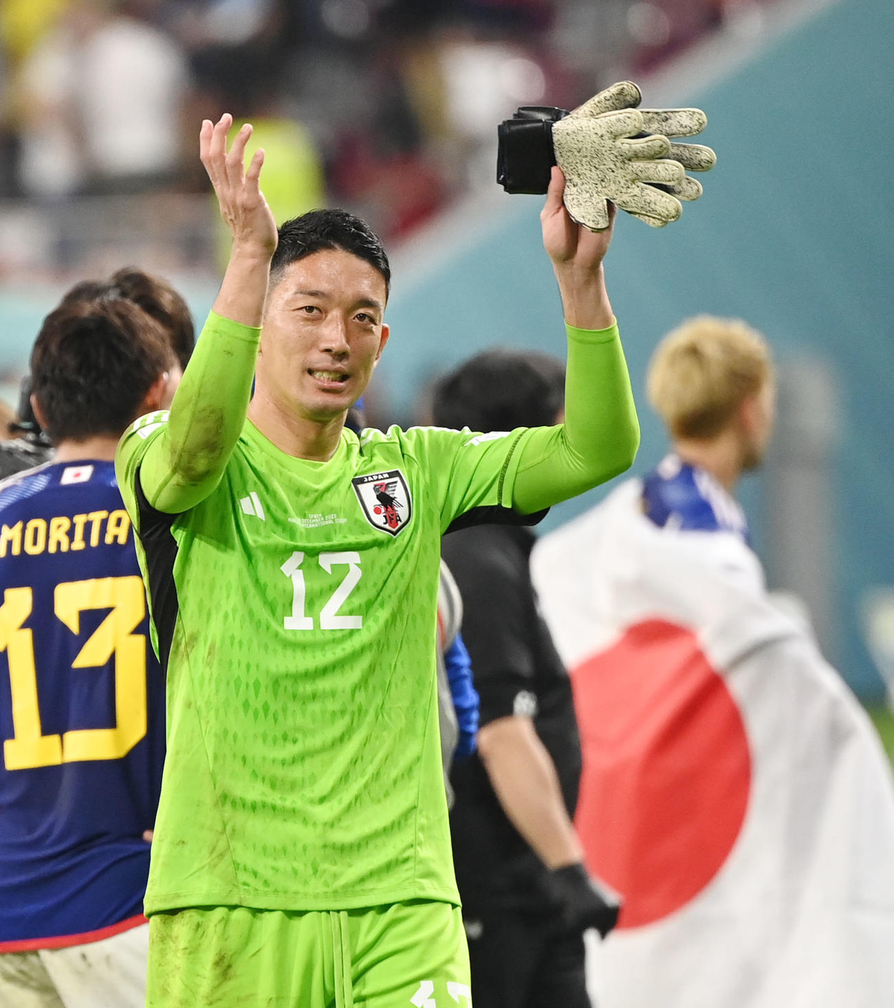 日本対スペイン　試合後、サポーターの声援に応えるGK権田（撮影・横山健太）