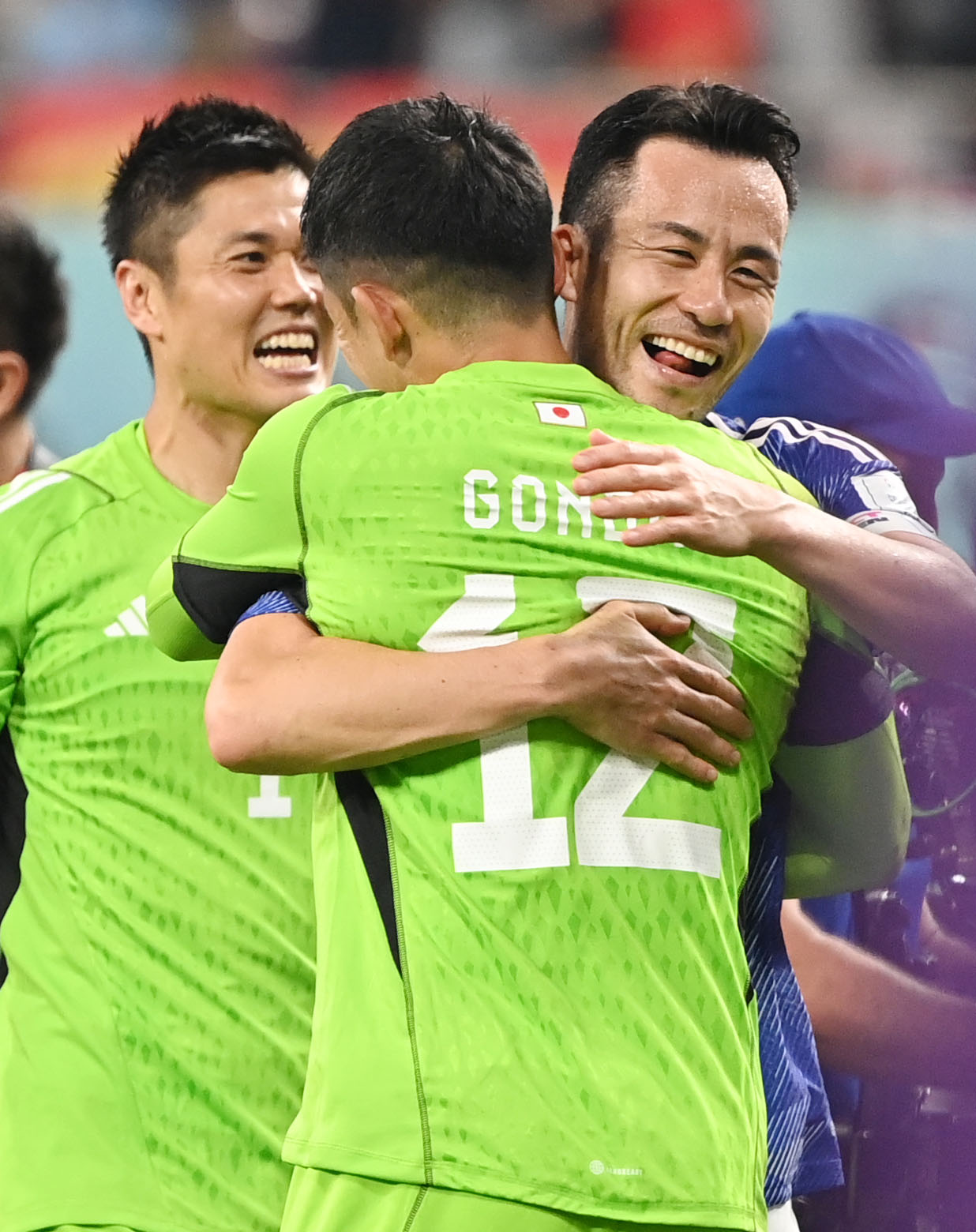 日本対スペイン　試合後、GK権田と熱い抱擁を交わす吉田（撮影・横山健太）