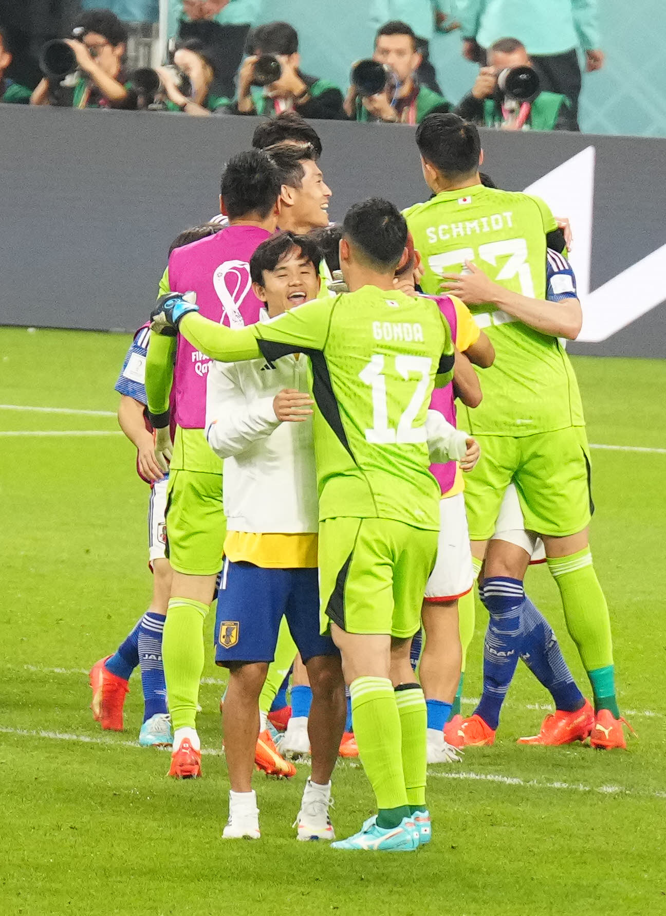日本対スペイン　試合後、GK権田（手前）と勝利を喜ぶ久保（撮影・江口和貴）
