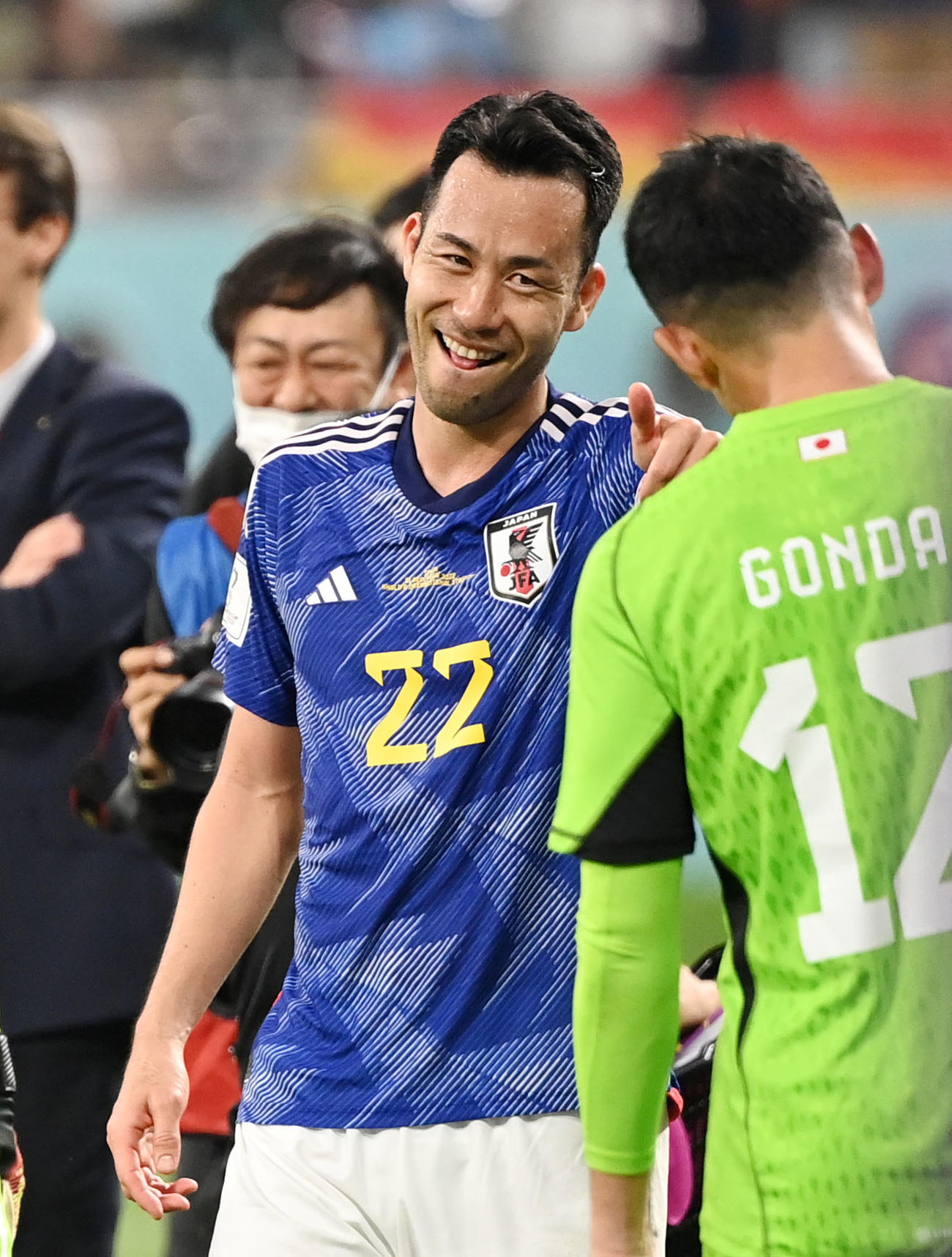 日本対スペイン　試合後、GK権田（右）に笑顔を見せる吉田（撮影・横山健太）
