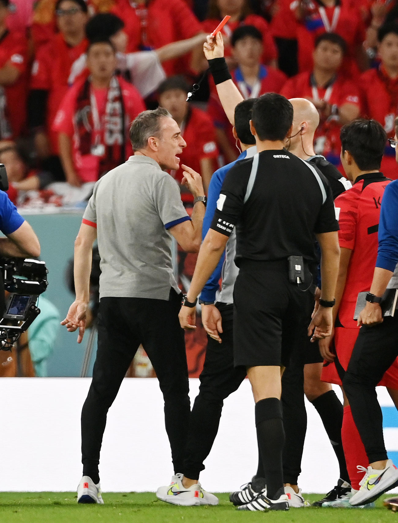 韓国対ガーナ　試合終了後、レッドカードを提示される韓国ベント監督（左）（撮影・横山健太）