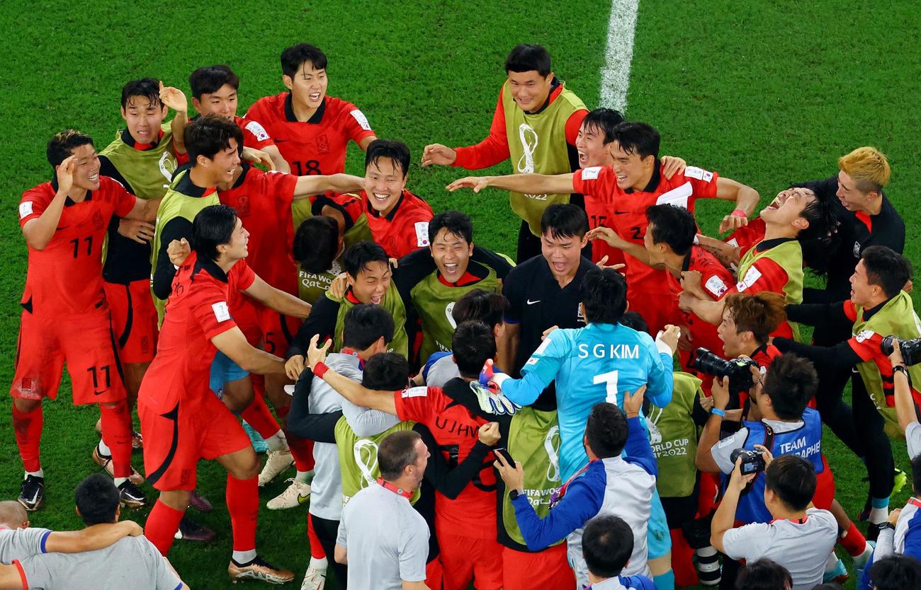 決勝トーナメント進出を決め喜ぶ韓国（ロイター）