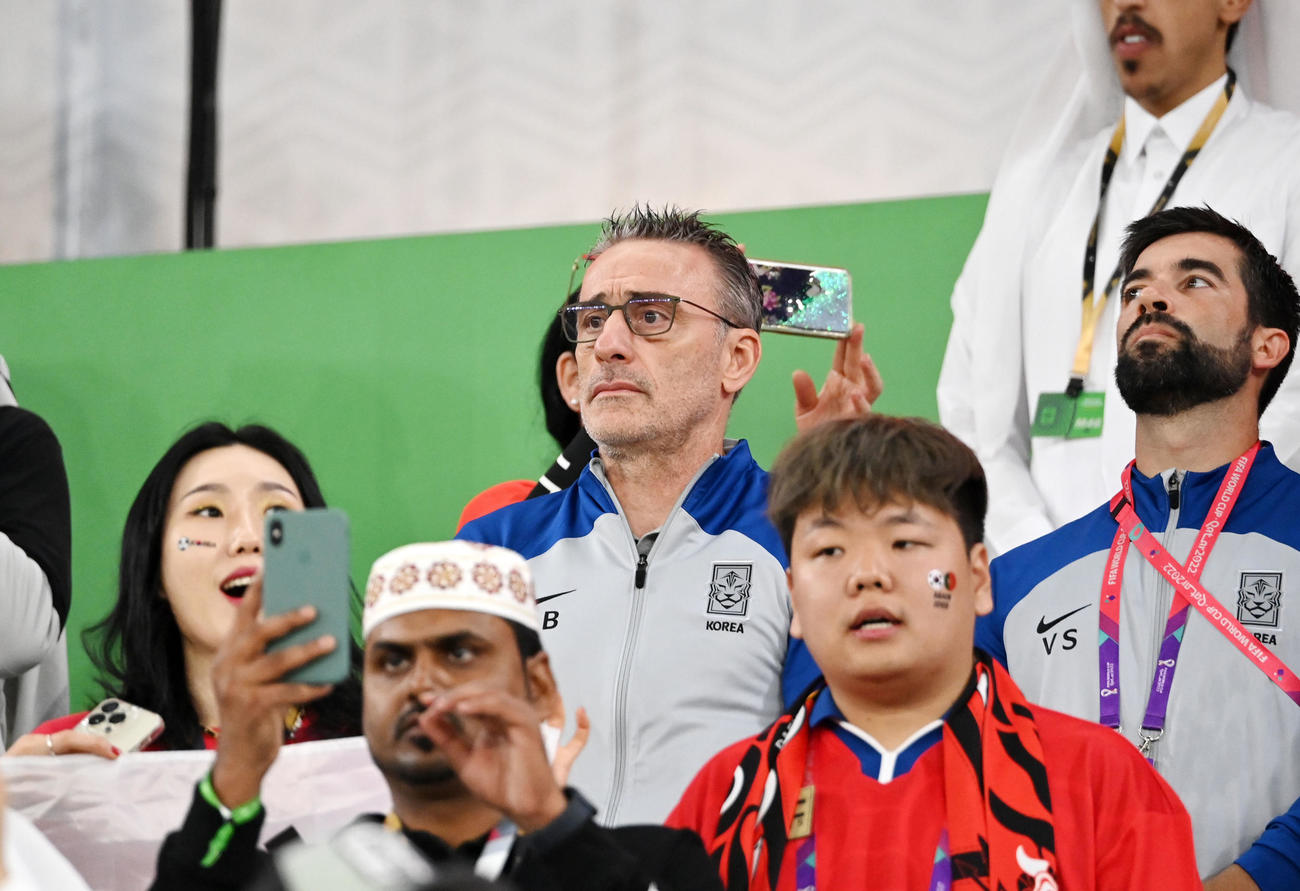 韓国対ポルトガル　ガーナ戦で退場処分となりスタンドから試合を見つめる韓国代表パウロ・ベント監督（中央）（撮影・横山健太）