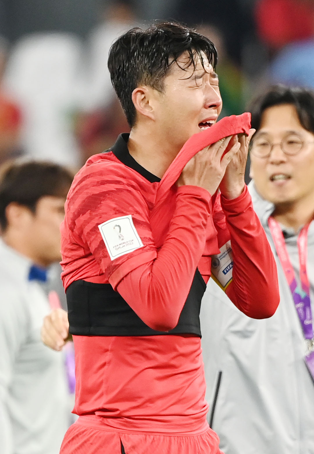 韓国対ポルトガル　グループEを2位で決勝トーナメント進出を決め涙する孫興民（ソン・フンミン）（撮影・横山健太）