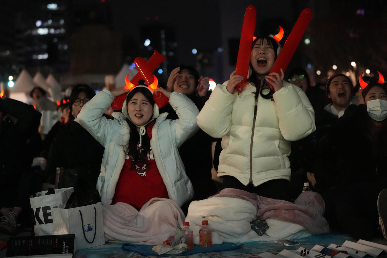 韓国－ポルトガル戦、ソウルのパブリックビューイング会場には多くの人が集まった（AP）