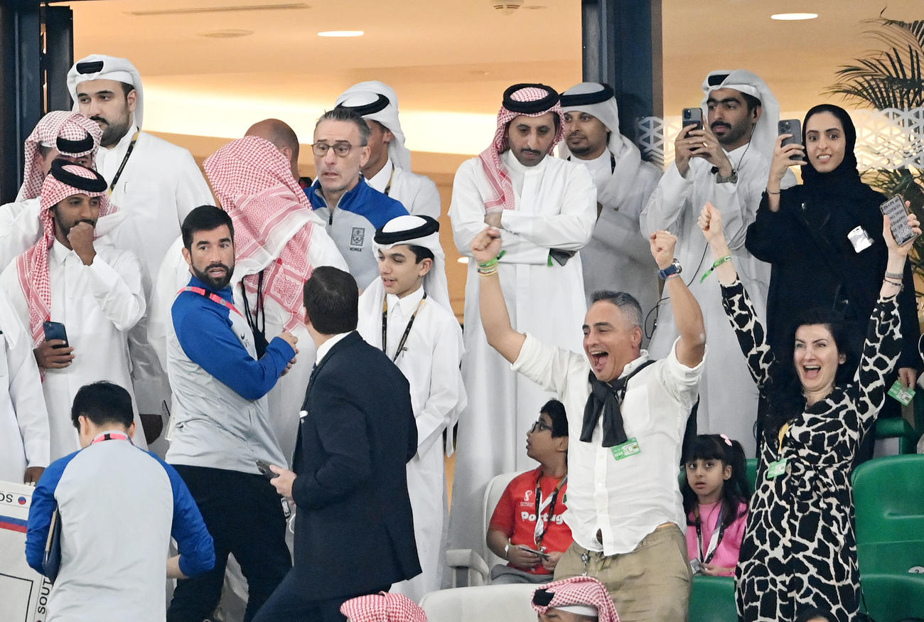 韓国対ポルトガル　ポルトガル戦の勝利をスタンドから見届けた韓国代表パウロ・ベント監督（撮影・横山健太）