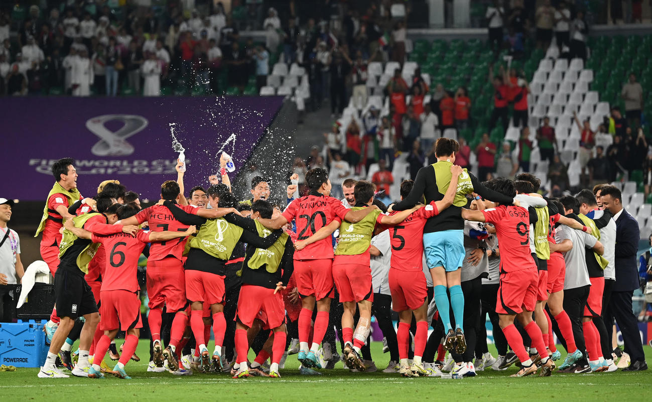 韓国対ポルトガル　決勝トーナメント進出が決まり歓喜する韓国イレブン（撮影・横山健太）