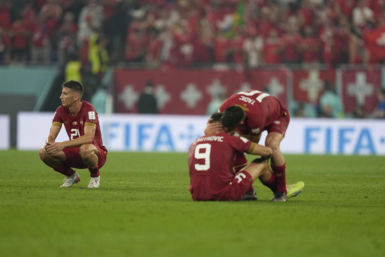 セルビア－スイス戦、スイスに敗れて1次リーグ敗退が決まり、ピッチにしゃがみ込むセルビアの選手たち（AP）