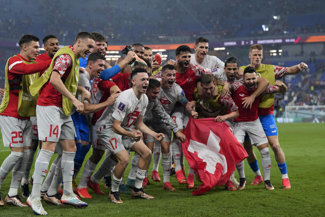 セルビア－スイス戦、１次リーグ突破を決めて喜ぶスイスの選手たち（AP）