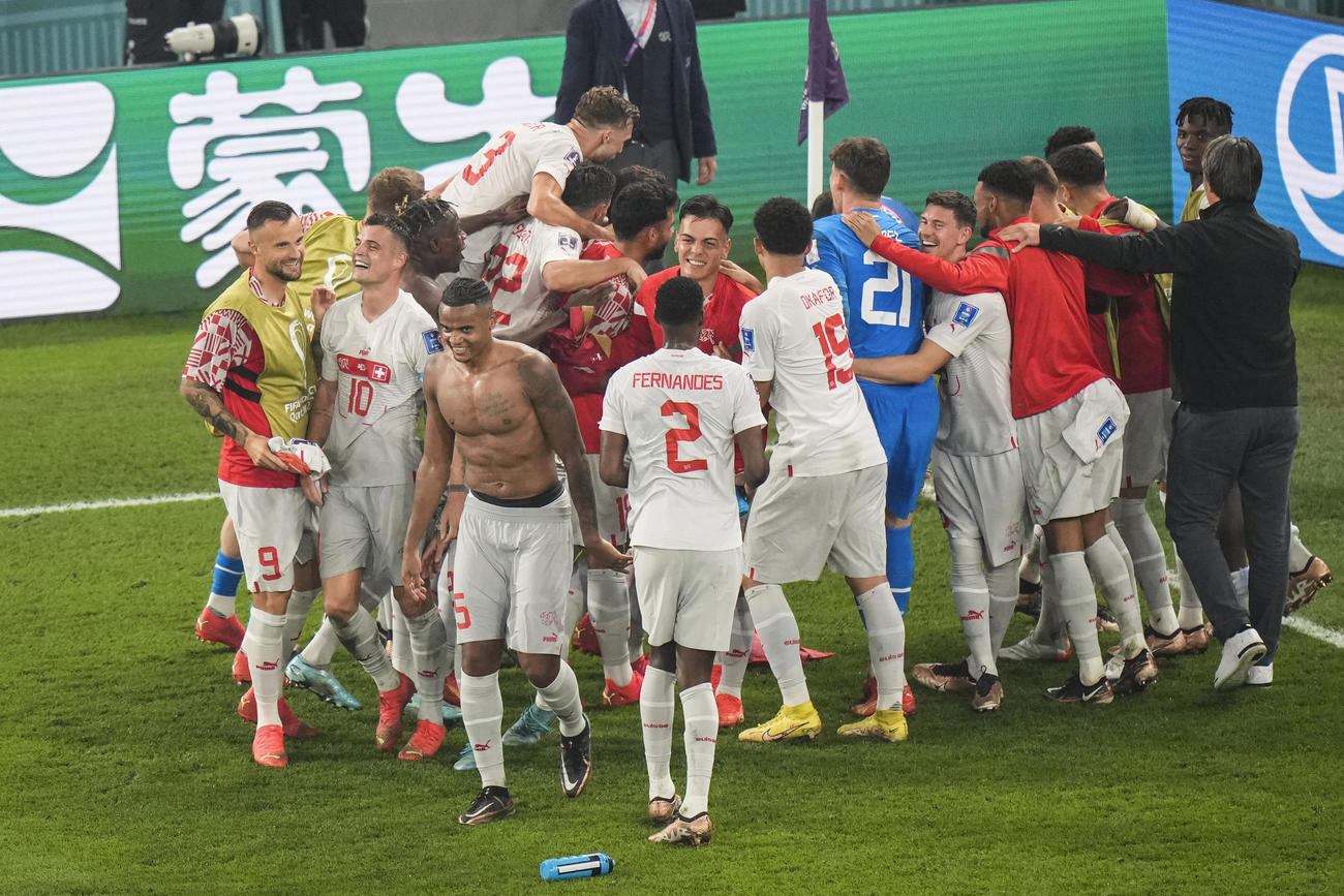 セルビアに勝利し決勝トーナメント進出を決め、喜ぶスイスイレブン（共同）