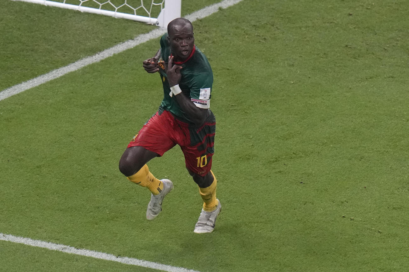 カメルーンのアブバカルがヘディングで決勝ゴールを決める（AP）