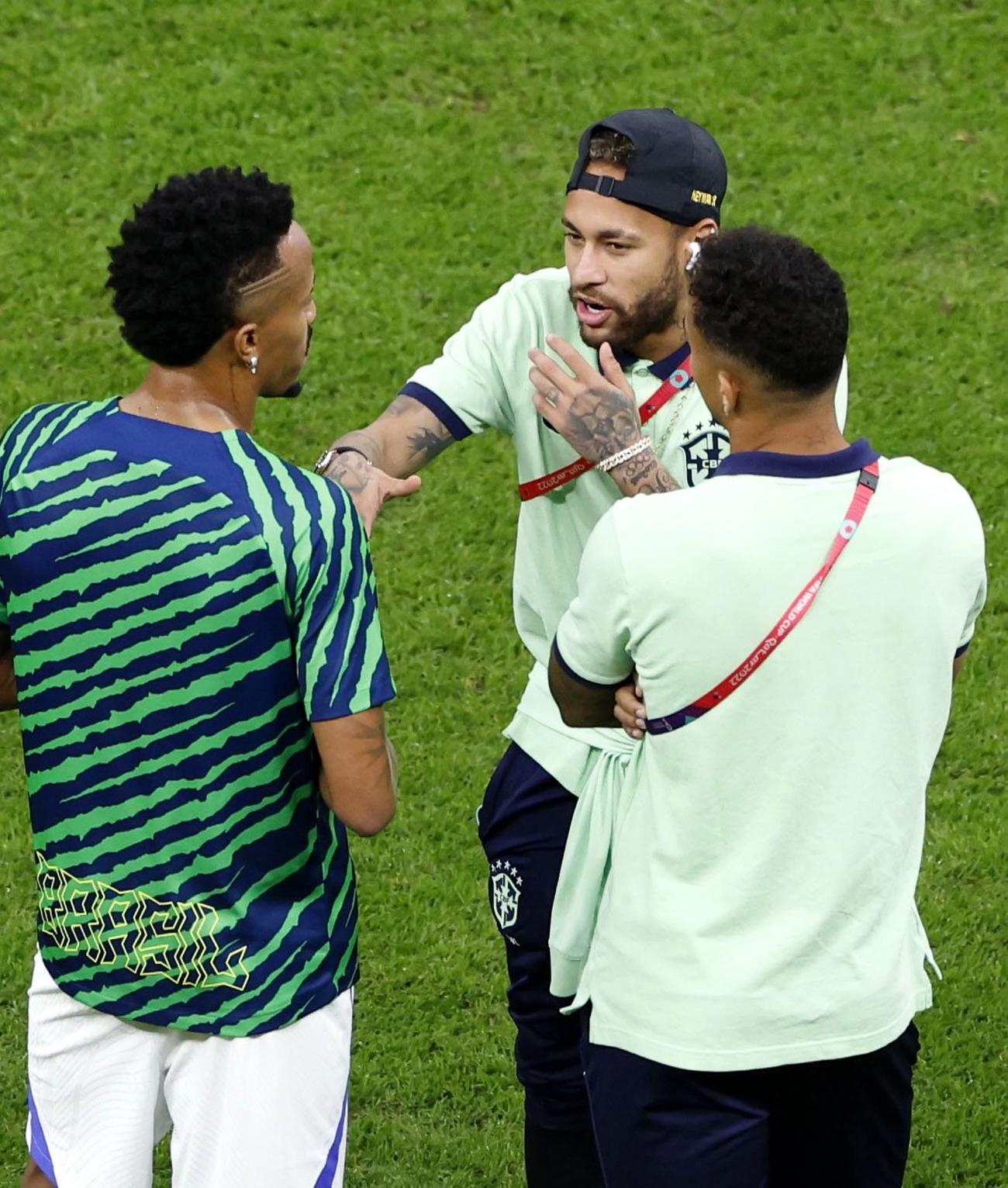 カメルーン戦を前に、ピッチに姿を見せたブラジルのネイマール（中央）（共同