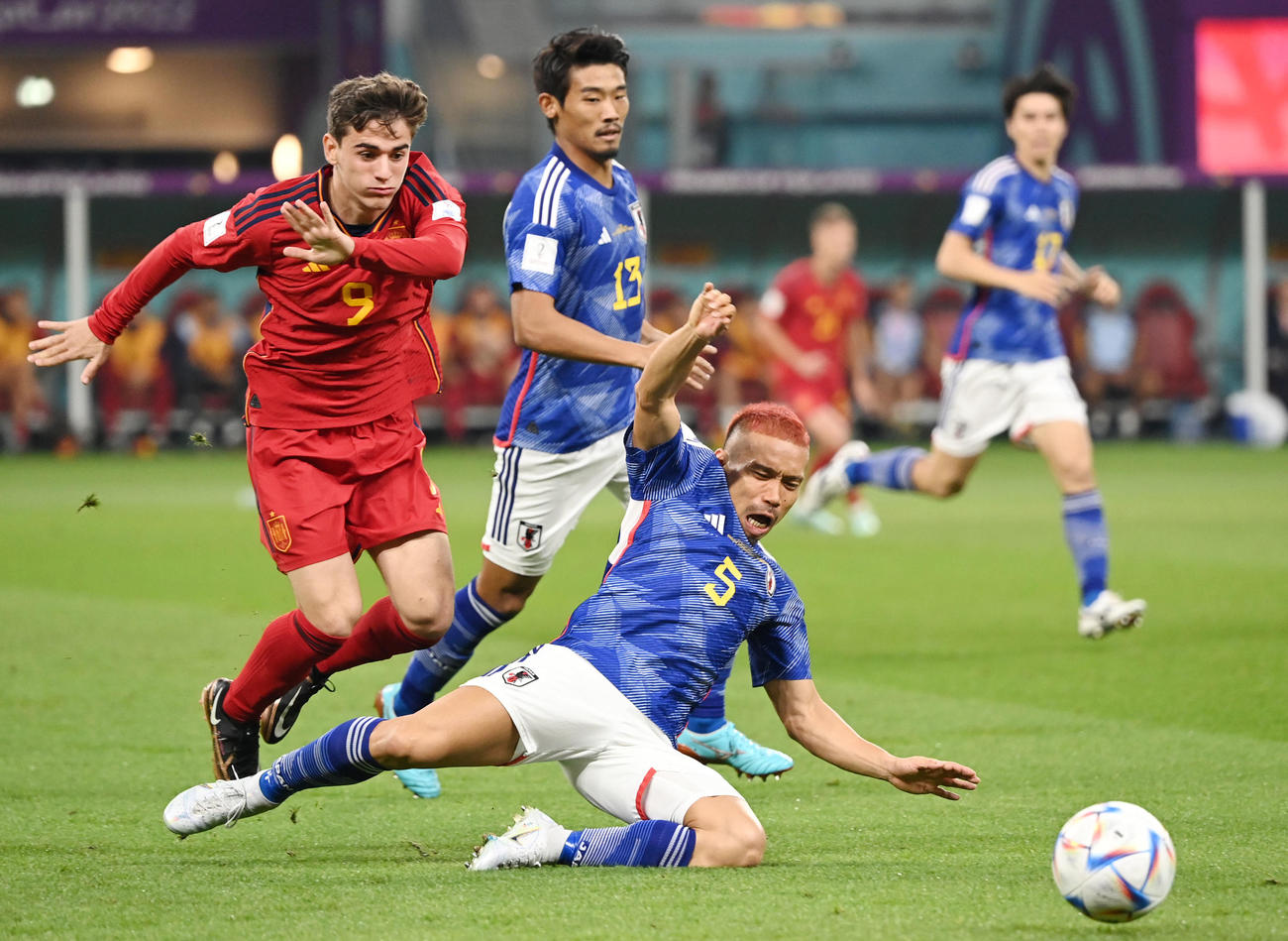 日本対スペイン　前半、ガビ＜9＞と競り合う長友。中央は守田（撮影・横山健太）