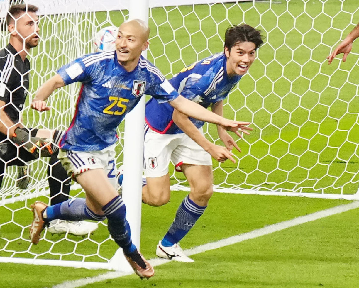 決勝ゴールを決めて駆けだす田中、左は前田（撮影・江口和貴）