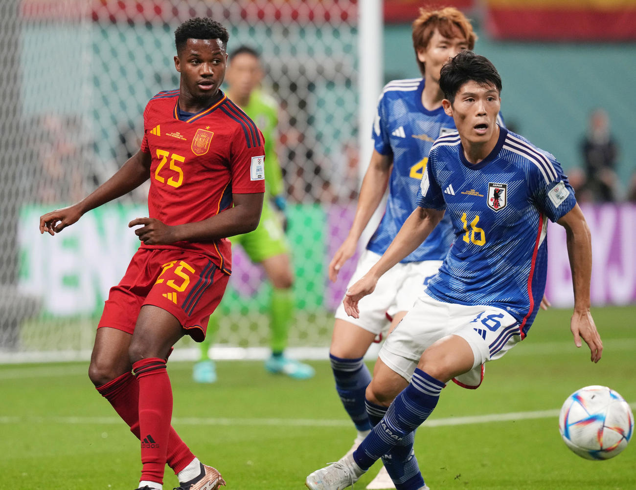 日本対スペイン　後半、競り合う冨安（右）とスペイン代表アレックス・バルデ（撮影・パオロ・ヌッチ）