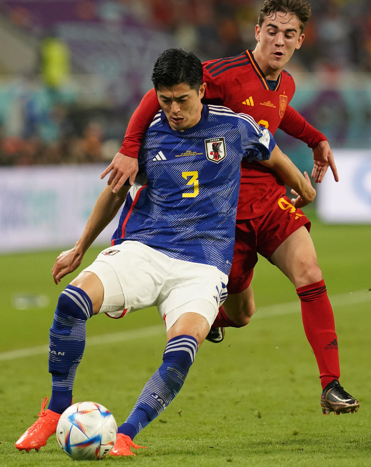 日本対スペイン　前半、競り合う谷口（左）とスペイン代表ガビ（撮影・パオロ・ヌッチ）