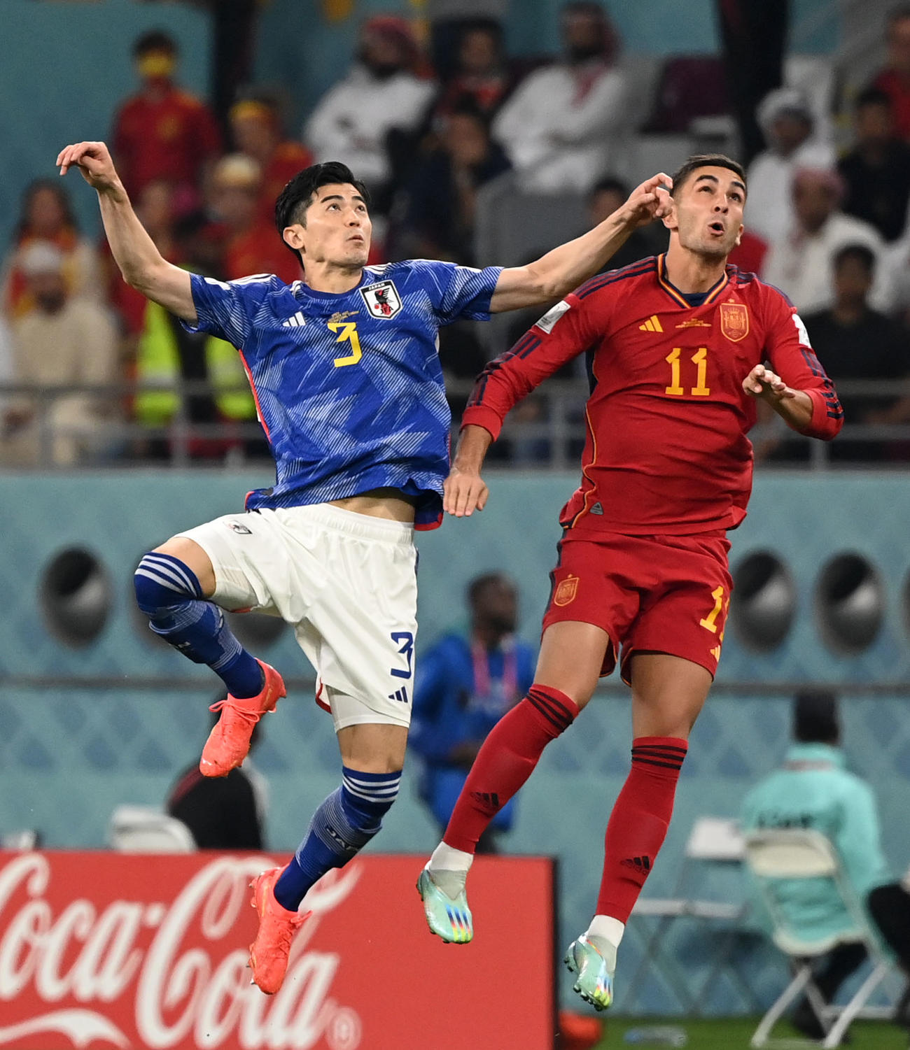 日本対スペイン　後半、競り合う谷口（左）とスペイン代表フェラン・トレス（撮影・横山健太）