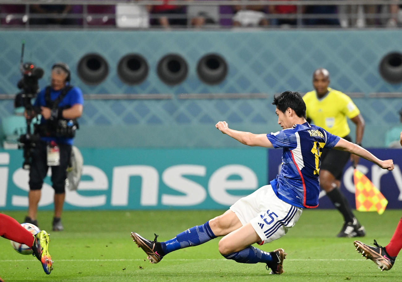 日本対スペイン　前半、右足でゴールを狙う鎌田（撮影・横山健太）