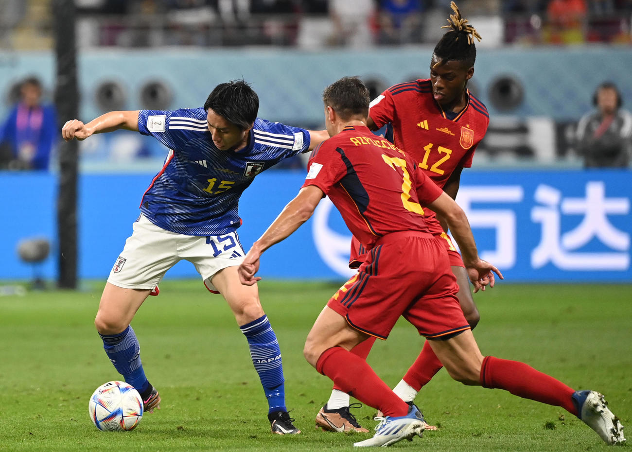 日本対スペイン　前半、競り合う鎌田（左）（撮影・横山健太）