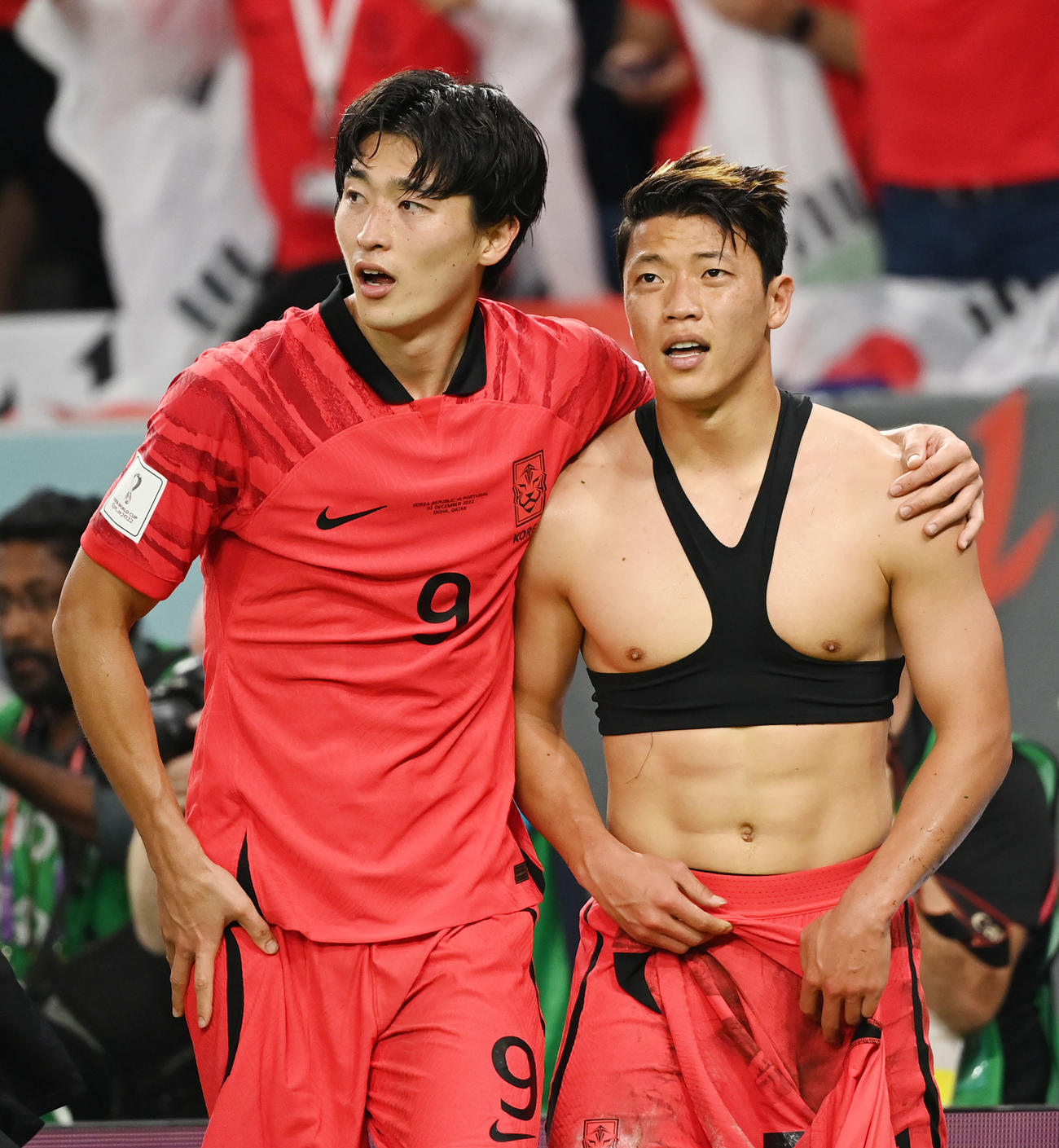 韓国対ポルトガル　後半ロスタイム、逆転ゴールを決めた韓国代表黄喜燦（ファン・チャヒン）（右）と抱き合う趙圭誠（チョ・ギュソン）（撮影・横山健太）
